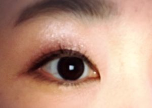 上まつ毛にマスカラを塗った後の写真