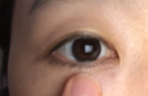 コンシーラーを目の下に塗っている写真