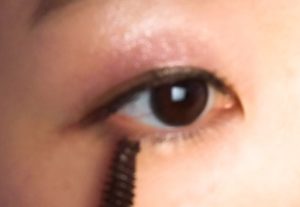 下まつ毛にマスカラを塗っている写真