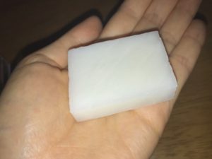 ピュアモイスチャーソープを手に持った図